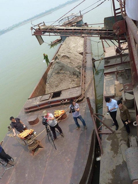 Bắt quả tang 4 tàu lớn khai thác cát trái phép trên sông Hồng