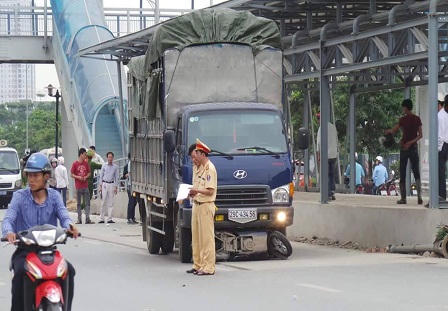 Hà Nội: Thiếu nữ tử vong dưới bánh xe tải