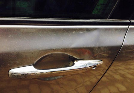 Xà beng từ đường sắt trên cao suýt "phi" trúng đầu Honda Civic