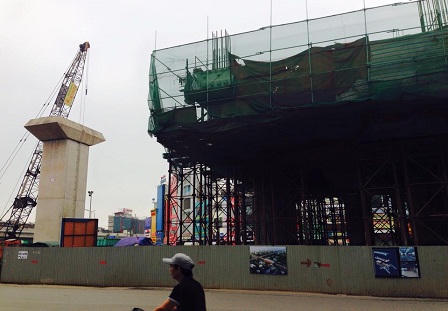 Xà beng từ đường sắt trên cao suýt "phi" trúng đầu Honda Civic