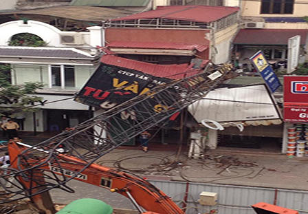 Hà Nội: Giao thông tắc nghẽn vì cần cầu đổ sập vào nhà dân