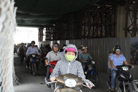 Hãi hùng: Người Hà Nội chui qua “cửa miệng tử thần“