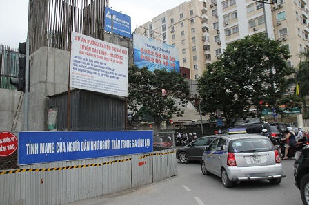 Hãi hùng: Người Hà Nội chui qua “cửa miệng tử thần“