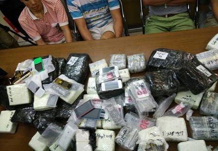 "Chôn" 900 chiếc smartphone không rõ nguồn gốc trong xe container