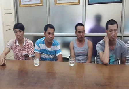 "Chôn" 900 chiếc smartphone không rõ nguồn gốc trong xe container