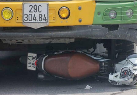 Bất ngờ rẽ ngang, lái xe tử vong tại chỗ