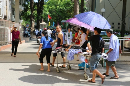Hà Nội: Nắng nóng, nhiều người vật vã trong bệnh viện