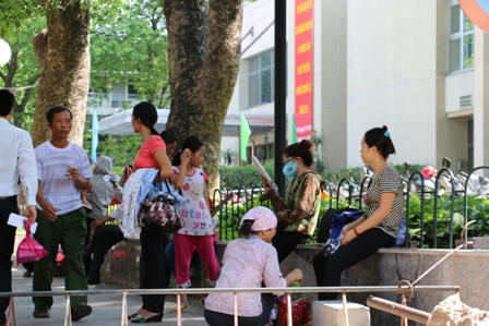 Hà Nội: Nắng nóng, nhiều người vật vã trong bệnh viện
