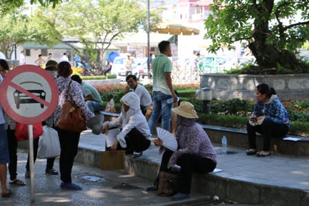 Hà Nội: Nắng nóng, nhiều người vật vã trong bệnh viện