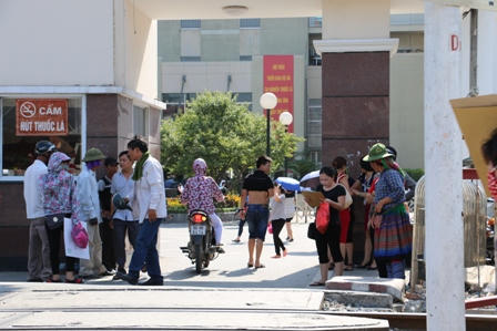 Hà Nội: Nắng nóng, nhiều người vật vã trong bệnh viện