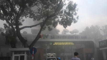 Khói bốc nghi ngút sau cổng VTV