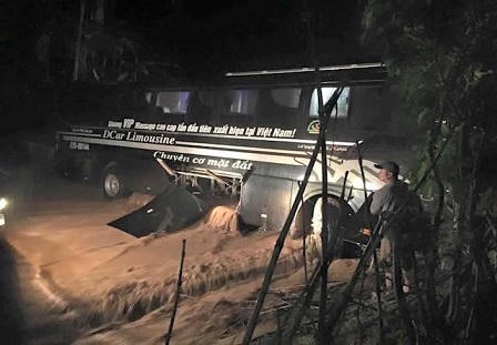 Cận cảnh người dân vật lộn trong mưa lũ tại tỉnh Sơn La