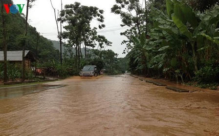 Cận cảnh người dân vật lộn trong mưa lũ tại tỉnh Sơn La