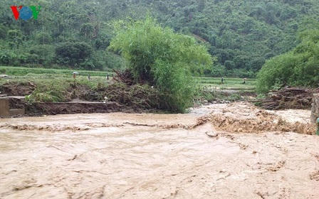 Cận cảnh người dân vật lộn trong mưa lũ tại tỉnh Sơn La