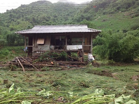 Cận cảnh người dân vật lộn trong mưa lũ tại tỉnh Sơn La