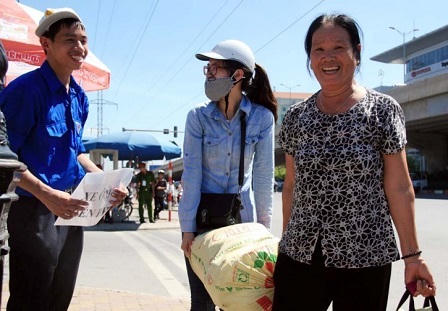 Sinh viên tình nguyện “đội nắng” cùng thí sinh đi thi