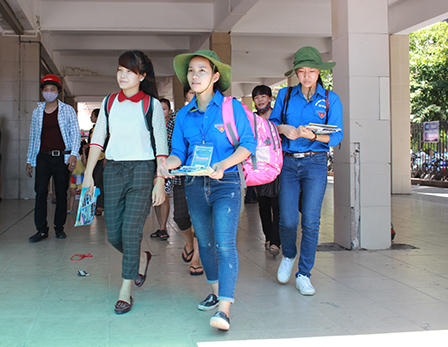 Sinh viên tình nguyện “đội nắng” cùng thí sinh đi thi