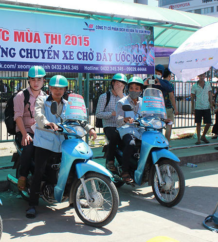 Sinh viên tình nguyện “đội nắng” cùng thí sinh đi thi