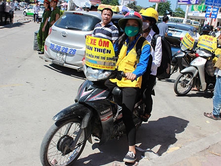 Sinh viên tình nguyện “đội nắng” cùng thí sinh đi thi