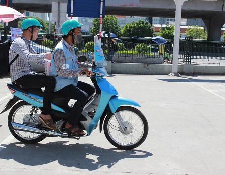 Sinh viên tình nguyện “đội nắng” cùng thí sinh đi thi