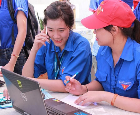 Sinh viên tình nguyện “đội nắng” cùng thí sinh đi thi