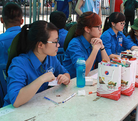 Sinh viên tình nguyện “đội nắng” cùng thí sinh đi thi