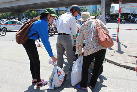 Sinh viên tình nguyện “đội nắng” cùng thí sinh đi thi