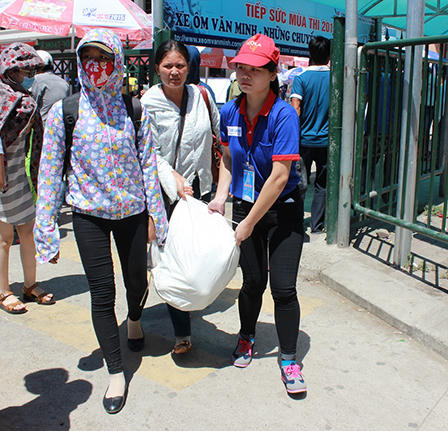 Sinh viên tình nguyện “đội nắng” cùng thí sinh đi thi