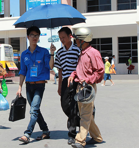 Sinh viên tình nguyện “đội nắng” cùng thí sinh đi thi