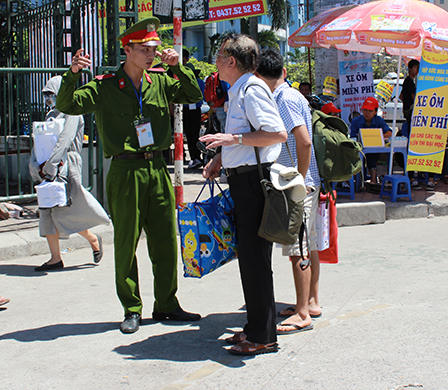 Sinh viên tình nguyện “đội nắng” cùng thí sinh đi thi