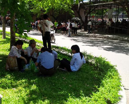 Bữa cơm đạm bạc giữa trời nắng gay gắt của sỹ tử Hà Nội