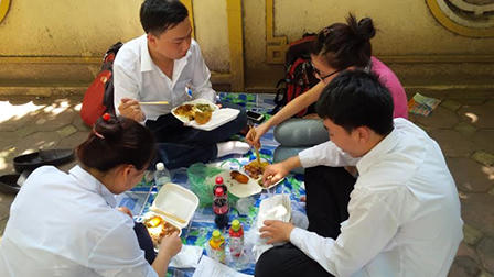 Bữa cơm đạm bạc giữa trời nắng gay gắt của sỹ tử Hà Nội