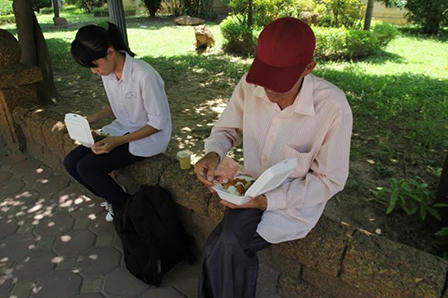 Bữa cơm đạm bạc giữa trời nắng gay gắt của sỹ tử Hà Nội