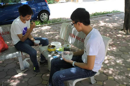 Bữa cơm đạm bạc giữa trời nắng gay gắt của sỹ tử Hà Nội