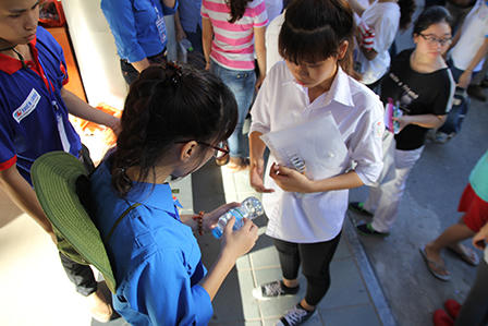 Các thí sinh đang thi môn đầu tiên