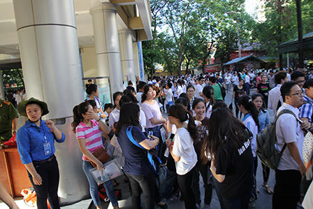 Các thí sinh đang thi môn đầu tiên