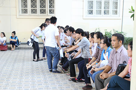 Các thí sinh đang thi môn đầu tiên