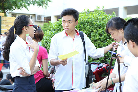 Các thí sinh đang thi môn đầu tiên