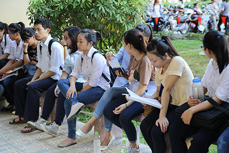 Các thí sinh đang thi môn đầu tiên