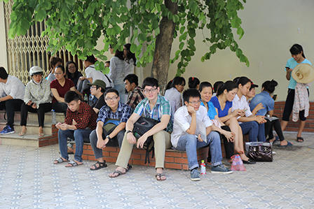 Các thí sinh đang thi môn đầu tiên