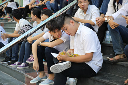 Các thí sinh đang thi môn đầu tiên