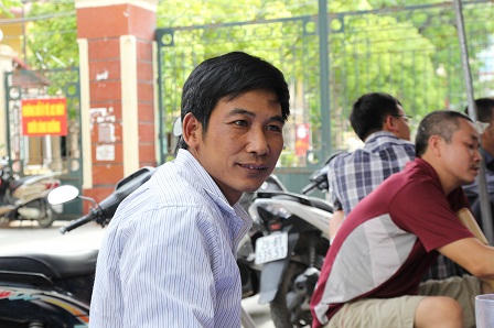 Khoảnh khắc phụ huynh “thấp thỏm” ngóng con nơi cổng trường