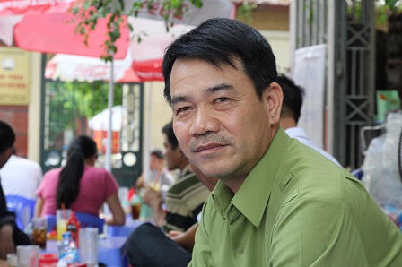 Khoảnh khắc phụ huynh “thấp thỏm” ngóng con nơi cổng trường