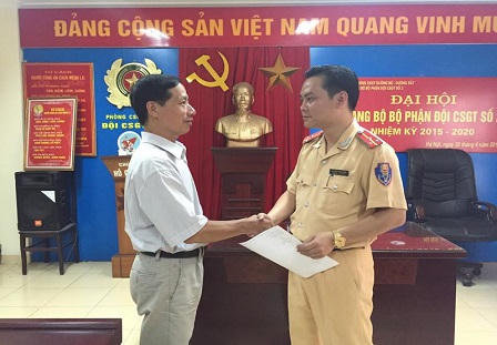 CSGT thay phụ huynh gặp nạn đưa sĩ tử đi thi