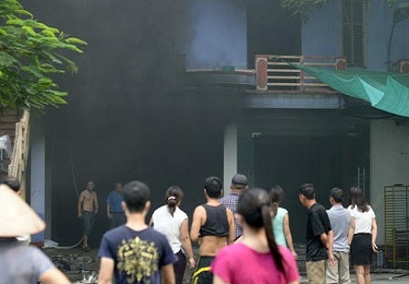 Cháy lớn tại nhà máy sản xuất linh kiện nhựa và may 