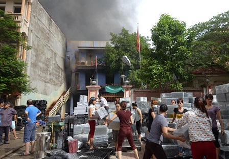 Cháy lớn tại nhà máy sản xuất linh kiện nhựa và may 