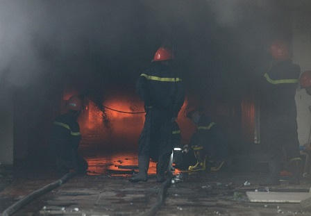 Cháy lớn tại nhà máy sản xuất linh kiện nhựa và may 