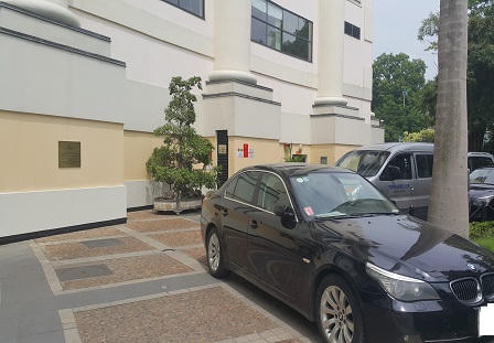 Biển cảnh báo ở khách sạn Hilton “đánh đố” khách hàng?