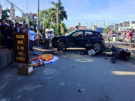 Ô tô va tàu hỏa, một người tử vong, 5 người bị thương