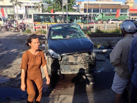 Ô tô va tàu hỏa, một người tử vong, 5 người bị thương